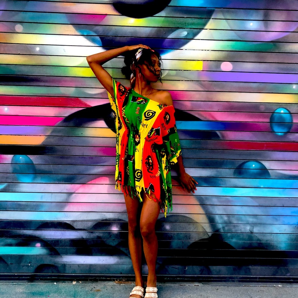 beautiful green ,red and black dress for the fashion style of a island beach!